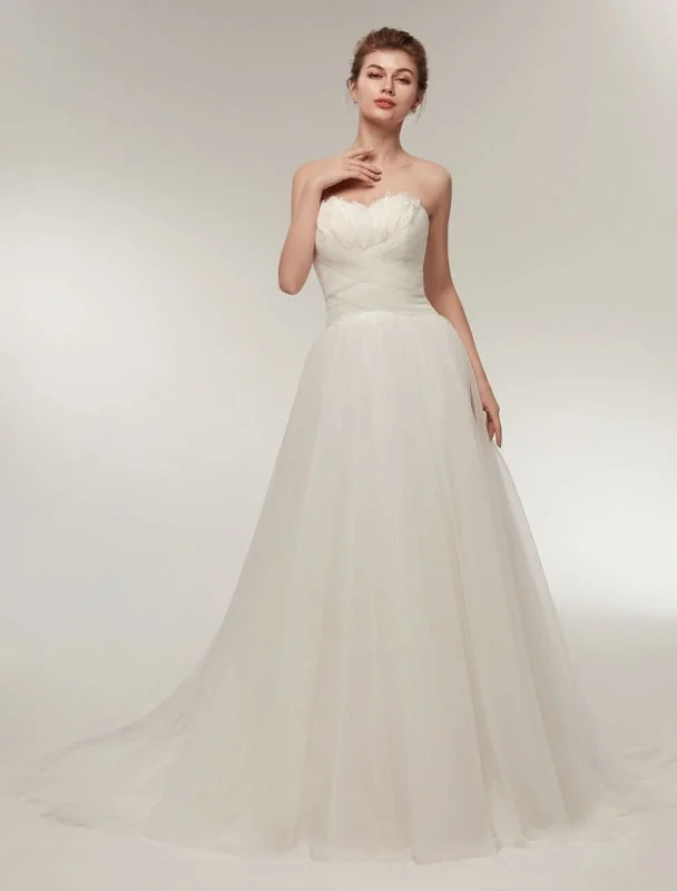 Strapless Wedding Dresses Ivory Sweetheart Neckline Bridal Gown Feathers Tulle Wedding Gown With Train Chic Bridal Gown